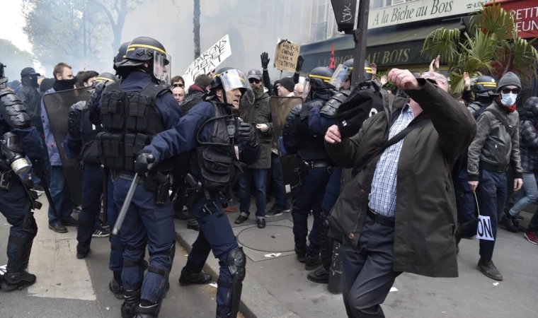 Fransada etirazçılara qarşı qeyri-insani davranışlar pislənir